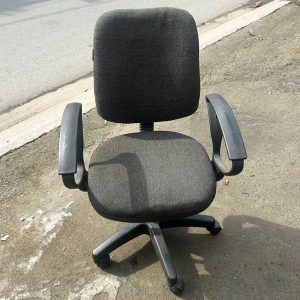Ghế Xoay Văn Phòng Chân Nhựa Cũ
